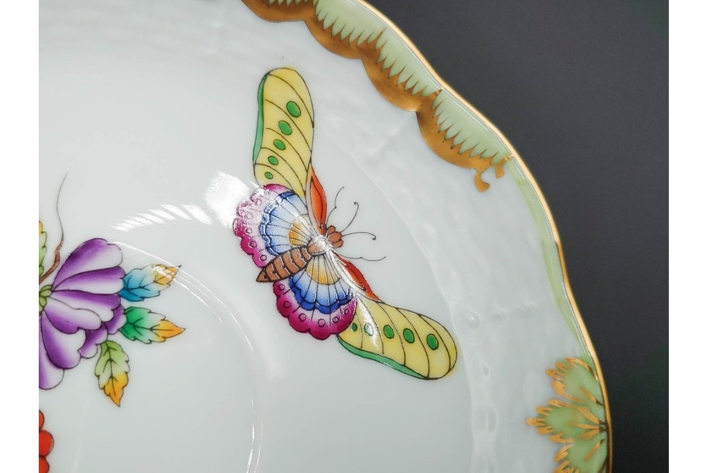 ハンガリー　ヘレンド(HEREND)　ヴィクトリア・ブーケ　華やかな花と蝶の絵柄が目を引くトリオセット　定価(合計)9万5700円　(R-088018)
