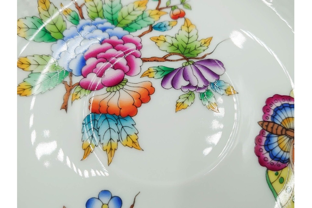 ハンガリー　ヘレンド(HEREND)　ヴィクトリア・ブーケ　華やかな花と蝶の絵柄が目を引くトリオセット　定価(合計)9万5700円　(R-088018)