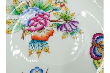 ハンガリー　ヘレンド(HEREND)　ヴィクトリア・ブーケ　華やかな花と蝶の絵柄が目を引くトリオセット　定価(合計)9万5700円　(R-088018)