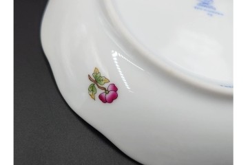ハンガリー　ヘレンド(HEREND)　ヴィクトリア・ブーケ　華やかな花と蝶の絵柄が目を引くトリオセット　定価(合計)9万5700円　(R-088018)