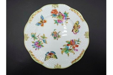 ハンガリー　ヘレンド(HEREND)　ヴィクトリア・ブーケ　華やかな花と蝶の絵柄が目を引くトリオセット　定価(合計)9万5700円　(R-088018)