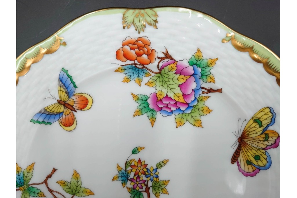 ハンガリー　ヘレンド(HEREND)　ヴィクトリア・ブーケ　華やかな花と蝶の絵柄が目を引くトリオセット　定価(合計)9万5700円　(R-088018)