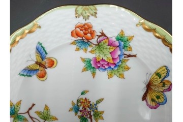 ハンガリー　ヘレンド(HEREND)　ヴィクトリア・ブーケ　華やかな花と蝶の絵柄が目を引くトリオセット　定価(合計)9万5700円　(R-088018)