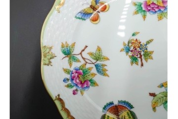 ハンガリー　ヘレンド(HEREND)　ヴィクトリア・ブーケ　華やかな花と蝶の絵柄が目を引くトリオセット　定価(合計)9万5700円　(R-088018)