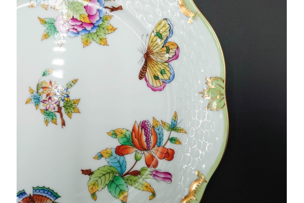 ハンガリー　ヘレンド(HEREND)　ヴィクトリア・ブーケ　華やかな花と蝶の絵柄が目を引くトリオセット　定価(合計)9万5700円　(R-088018)