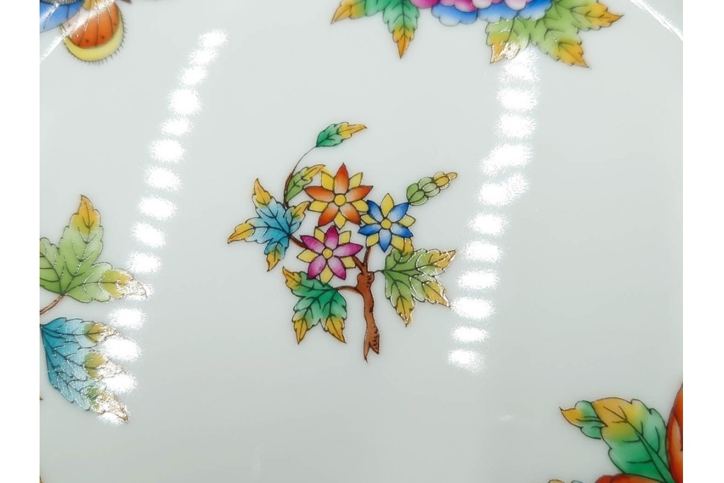 ハンガリー　ヘレンド(HEREND)　ヴィクトリア・ブーケ　華やかな花と蝶の絵柄が目を引くトリオセット　定価(合計)9万5700円　(R-088018)