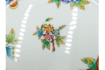 ハンガリー　ヘレンド(HEREND)　ヴィクトリア・ブーケ　華やかな花と蝶の絵柄が目を引くトリオセット　定価(合計)9万5700円　(R-088018)