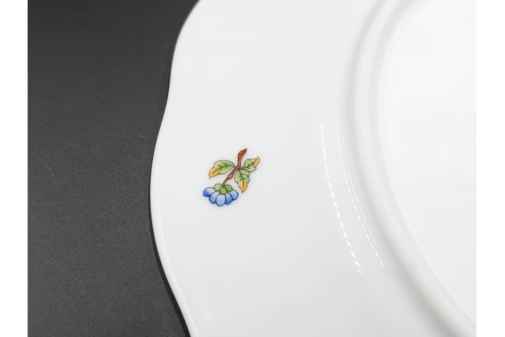 ハンガリー　ヘレンド(HEREND)　ヴィクトリア・ブーケ　華やかな花と蝶の絵柄が目を引くトリオセット　定価(合計)9万5700円　(R-088018)