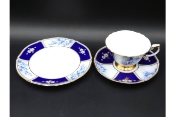 大倉陶園(OKURA/OAC)　金白金蝕ぶどう唐草　瑠璃桜　気品あるデザインが美しいトリオ2客・プレートセット　(R-088022)