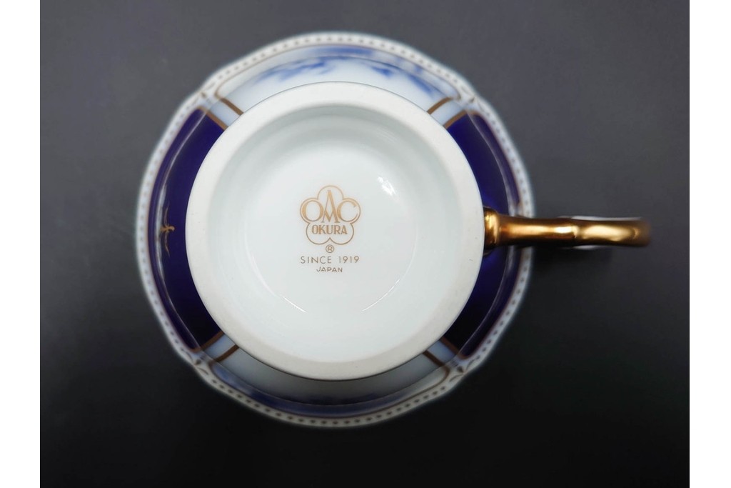 大倉陶園(OKURA/OAC)　金白金蝕ぶどう唐草　瑠璃桜　気品あるデザインが美しいトリオ2客・プレートセット　(R-088022)
