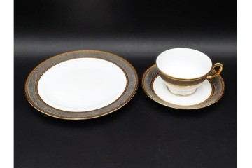 大倉陶園(OKURA/OAC)　金白金蝕ぶどう唐草　瑠璃桜　気品あるデザインが美しいトリオ2客・プレートセット　(R-088022)
