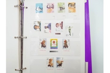 中国切手　未使用&使用済　消印あり　色々な図案が並ぶ切手ファイル　(R-088028)