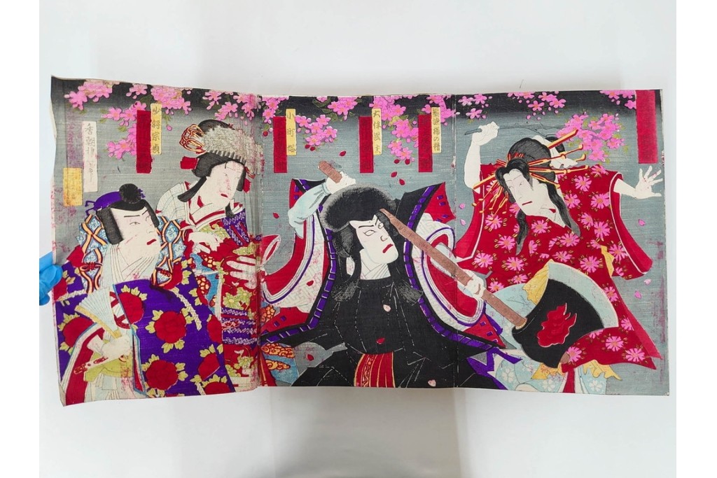 真作　明治期　浮世絵　版画画帳　水野年方・尾形月耕・宮川春汀・楊州周延・梅堂小国政(柳蛙)など　3枚続・6枚続を含む木版画109枚セット　(R-088030)
