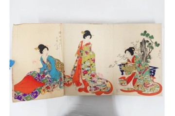 真作　明治期　浮世絵　版画画帳　水野年方・尾形月耕・宮川春汀・楊州周延・梅堂小国政(柳蛙)など　3枚続・6枚続を含む木版画109枚セット　(R-088030)