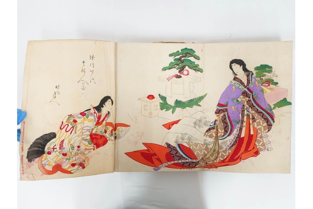 真作　明治期　浮世絵　版画画帳　水野年方・尾形月耕・宮川春汀・楊州周延・梅堂小国政(柳蛙)など　3枚続・6枚続を含む木版画109枚セット　(R-088030)