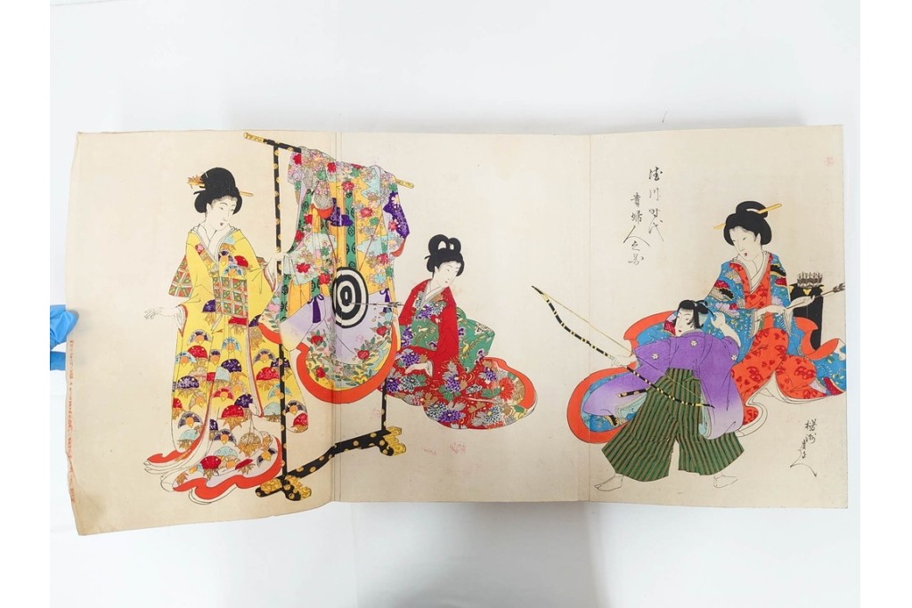 真作　明治期　浮世絵　版画画帳　水野年方・尾形月耕・宮川春汀・楊州周延・梅堂小国政(柳蛙)など　3枚続・6枚続を含む木版画109枚セット　(R-088030)