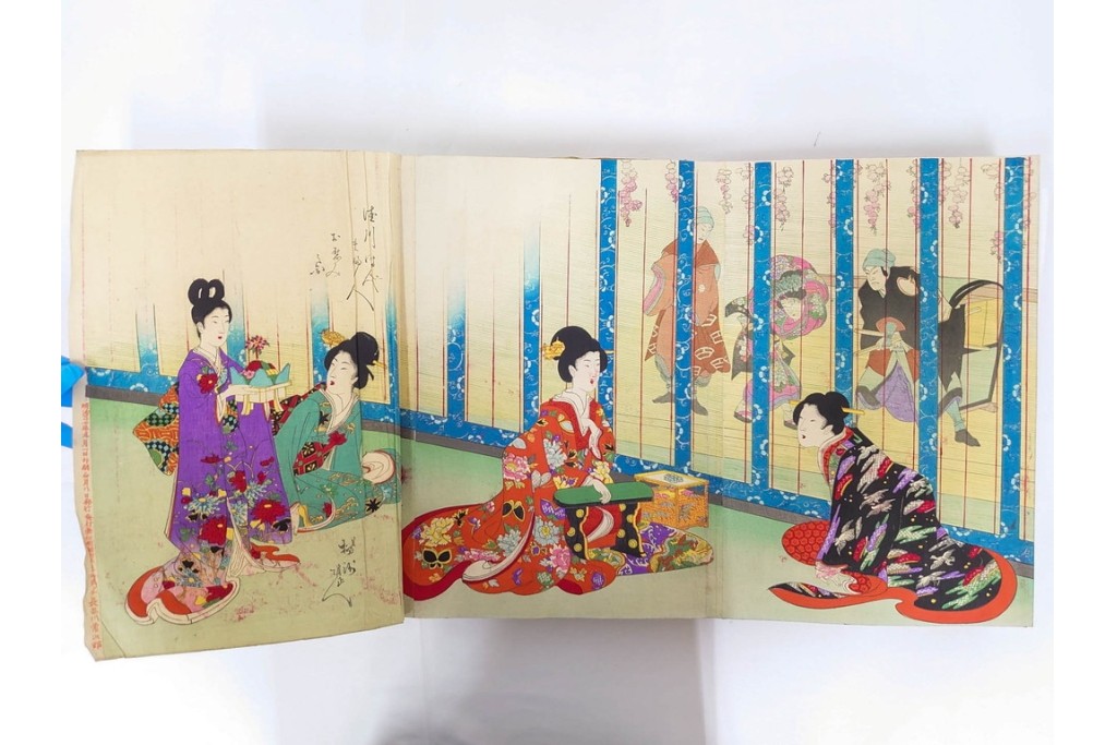 真作　明治期　浮世絵　版画画帳　水野年方・尾形月耕・宮川春汀・楊州周延・梅堂小国政(柳蛙)など　3枚続・6枚続を含む木版画109枚セット　(R-088030)