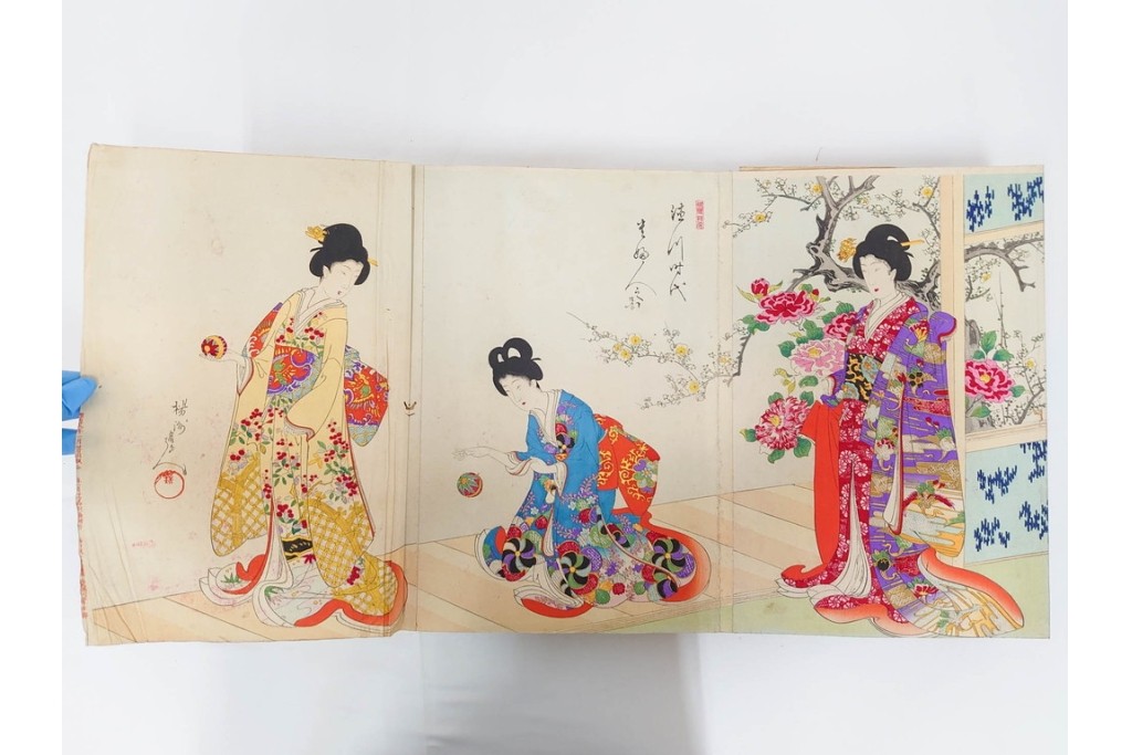 真作　明治期　浮世絵　版画画帳　水野年方・尾形月耕・宮川春汀・楊州周延・梅堂小国政(柳蛙)など　3枚続・6枚続を含む木版画109枚セット　(R-088030)