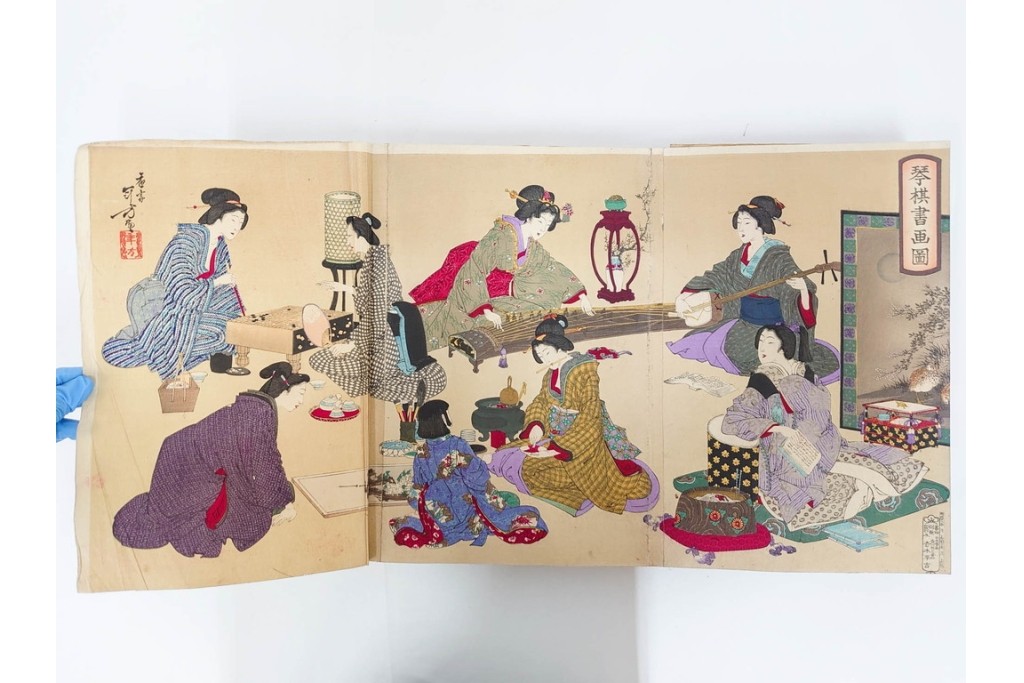 真作　明治期　浮世絵　版画画帳　水野年方・尾形月耕・宮川春汀・楊州周延・梅堂小国政(柳蛙)など　3枚続・6枚続を含む木版画109枚セット　(R-088030)