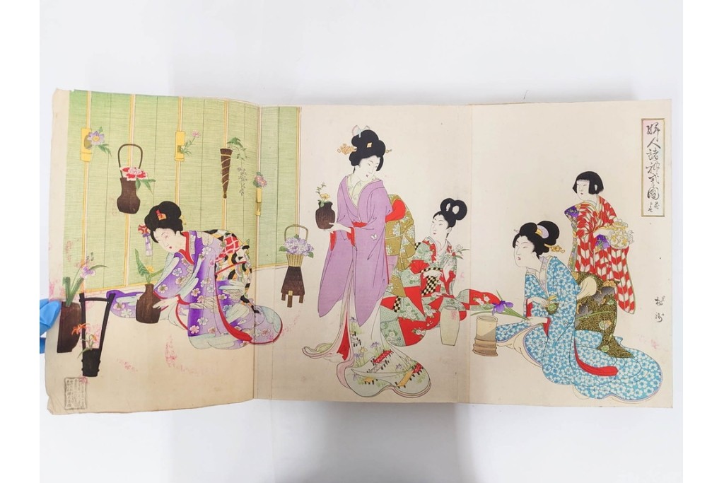 真作　明治期　浮世絵　版画画帳　水野年方・尾形月耕・宮川春汀・楊州周延・梅堂小国政(柳蛙)など　3枚続・6枚続を含む木版画109枚セット　(R-088030)