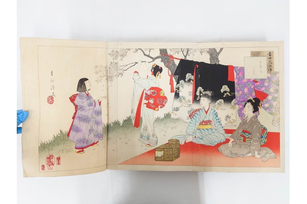 真作　明治期　浮世絵　版画画帳　水野年方・尾形月耕・宮川春汀・楊州周延・梅堂小国政(柳蛙)など　3枚続・6枚続を含む木版画109枚セット　(R-088030)