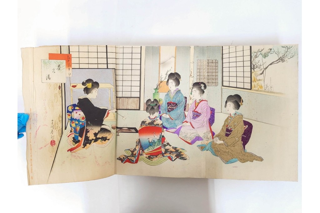 真作　明治期　浮世絵　版画画帳　水野年方・尾形月耕・宮川春汀・楊州周延・梅堂小国政(柳蛙)など　3枚続・6枚続を含む木版画109枚セット　(R-088030)