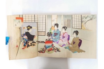 真作　明治期　浮世絵　版画画帳　水野年方・尾形月耕・宮川春汀・楊州周延・梅堂小国政(柳蛙)など　3枚続・6枚続を含む木版画109枚セット　(R-088030)