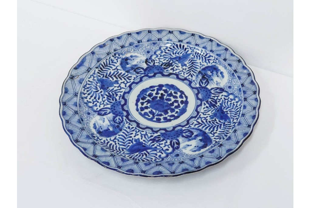 江戸期　古伊万里　染付　輪花形　直径約42cm(1尺4寸)　花唐草に花鳥・山水図を配した大皿　(R-088034)