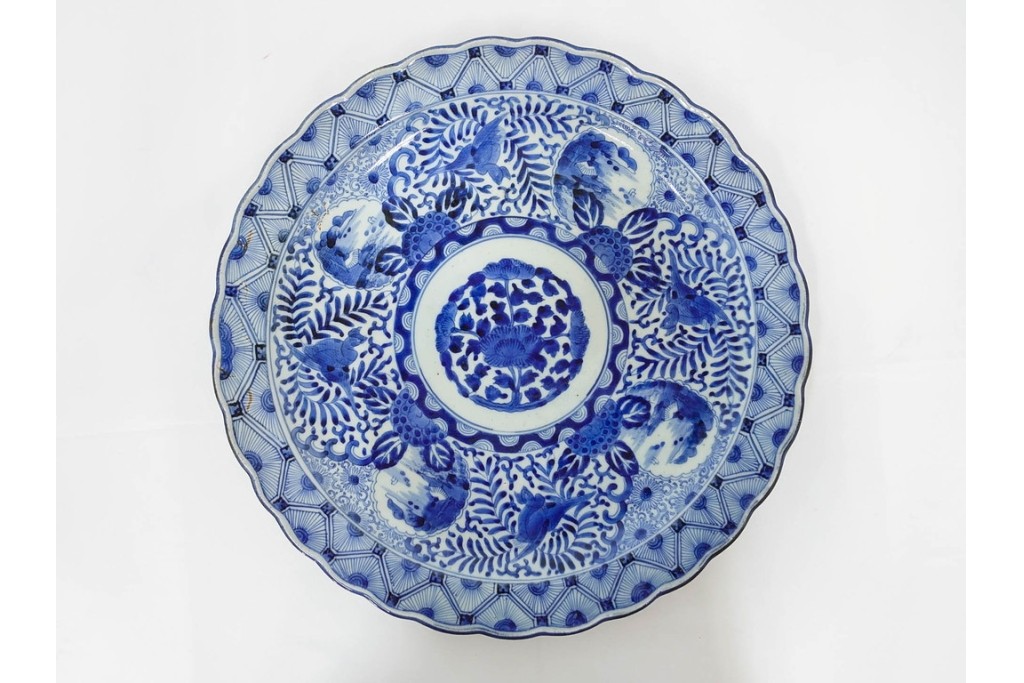 江戸期　古伊万里　染付　輪花形　直径約42cm(1尺4寸)　花唐草に花鳥・山水図を配した大皿　(R-088034)