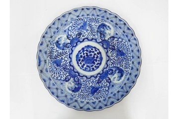 江戸期　古伊万里　染付　輪花形　直径約42cm(1尺4寸)　花唐草に花鳥・山水図を配した大皿　(R-088034)