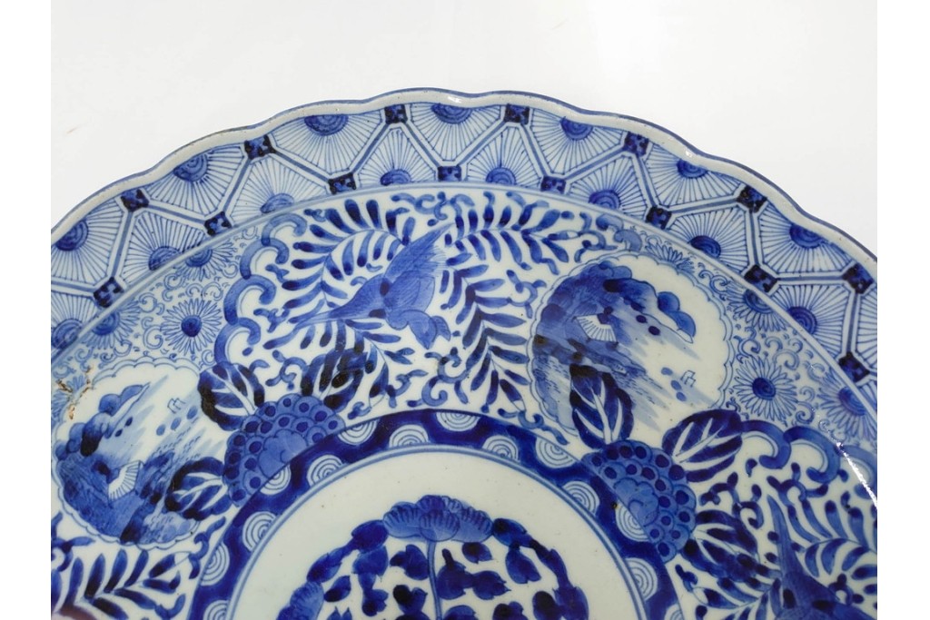 江戸期　古伊万里　染付　輪花形　直径約42cm(1尺4寸)　花唐草に花鳥・山水図を配した大皿　(R-088034)