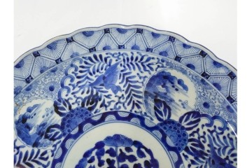 江戸期　古伊万里　染付　輪花形　直径約42cm(1尺4寸)　花唐草に花鳥・山水図を配した大皿　(R-088034)