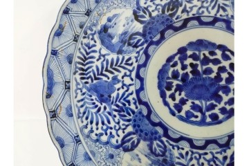 江戸期　古伊万里　染付　輪花形　直径約42cm(1尺4寸)　花唐草に花鳥・山水図を配した大皿　(R-088034)