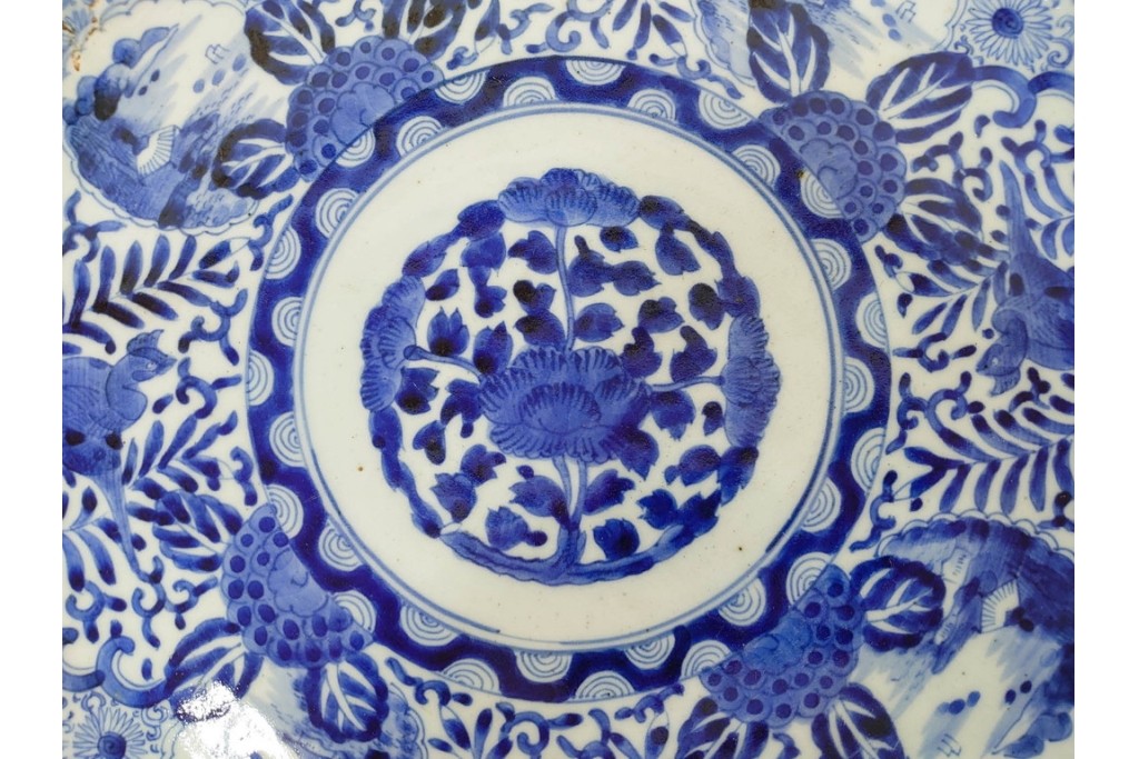 江戸期　古伊万里　染付　輪花形　直径約42cm(1尺4寸)　花唐草に花鳥・山水図を配した大皿　(R-088034)