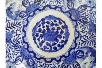 江戸期　古伊万里　染付　輪花形　直径約42cm(1尺4寸)　花唐草に花鳥・山水図を配した大皿　(R-088034)