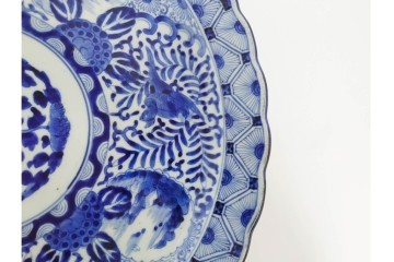 江戸期　古伊万里　染付　輪花形　直径約42cm(1尺4寸)　花唐草に花鳥・山水図を配した大皿　(R-088034)