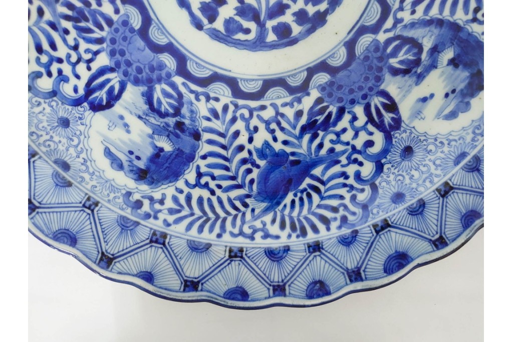 江戸期　古伊万里　染付　輪花形　直径約42cm(1尺4寸)　花唐草に花鳥・山水図を配した大皿　(R-088034)