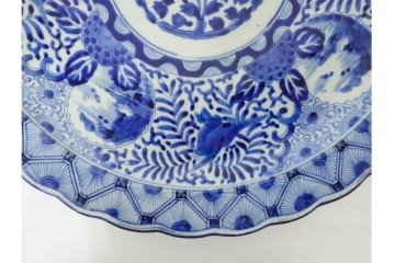 江戸期　古伊万里　染付　輪花形　直径約42cm(1尺4寸)　花唐草に花鳥・山水図を配した大皿　(R-088034)