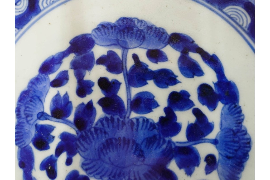 江戸期　古伊万里　染付　輪花形　直径約42cm(1尺4寸)　花唐草に花鳥・山水図を配した大皿　(R-088034)