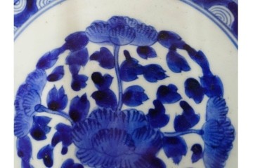 江戸期　古伊万里　染付　輪花形　直径約42cm(1尺4寸)　花唐草に花鳥・山水図を配した大皿　(R-088034)