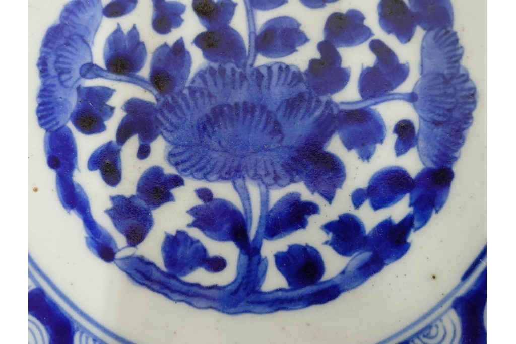 江戸期　古伊万里　染付　輪花形　直径約42cm(1尺4寸)　花唐草に花鳥・山水図を配した大皿　(R-088034)