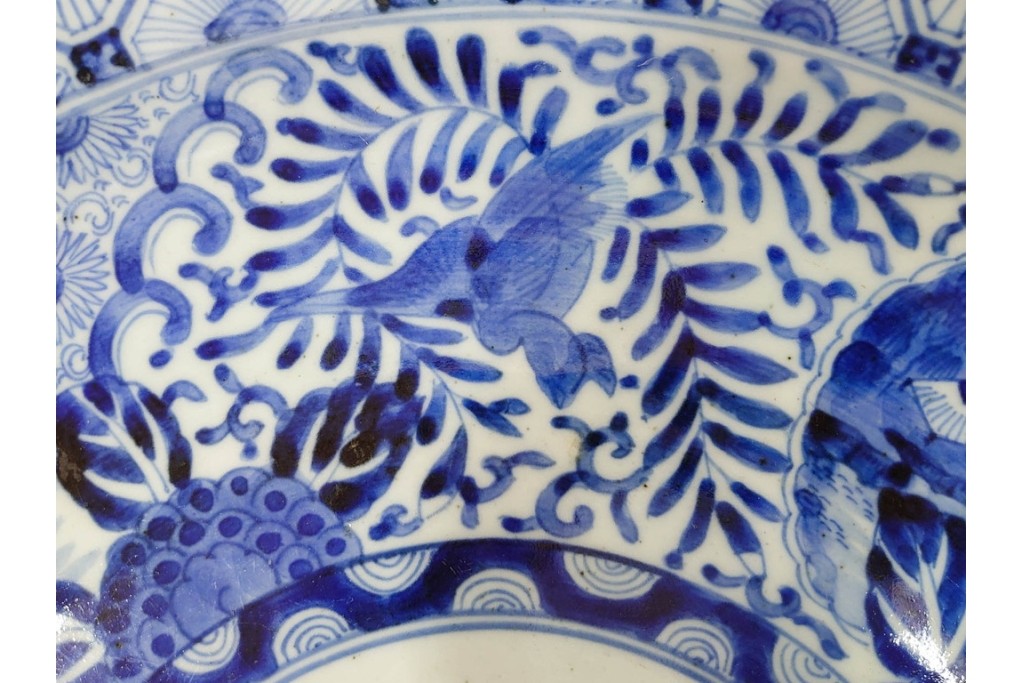 江戸期　古伊万里　染付　輪花形　直径約42cm(1尺4寸)　花唐草に花鳥・山水図を配した大皿　(R-088034)