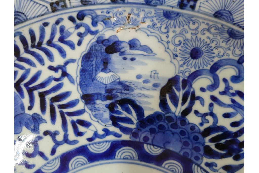 江戸期　古伊万里　染付　輪花形　直径約42cm(1尺4寸)　花唐草に花鳥・山水図を配した大皿　(R-088034)