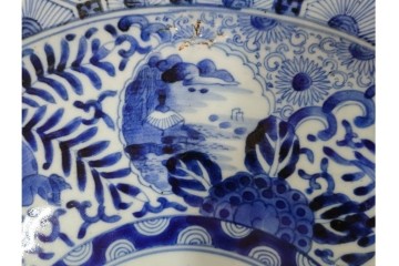 江戸期　古伊万里　染付　輪花形　直径約42cm(1尺4寸)　花唐草に花鳥・山水図を配した大皿　(R-088034)