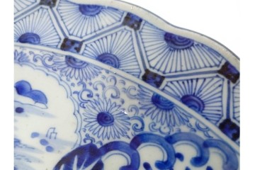 江戸期　古伊万里　染付　輪花形　直径約42cm(1尺4寸)　花唐草に花鳥・山水図を配した大皿　(R-088034)