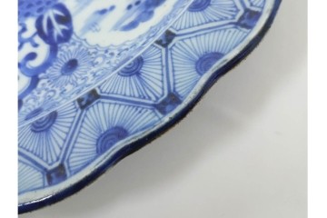 江戸期　古伊万里　染付　輪花形　直径約42cm(1尺4寸)　花唐草に花鳥・山水図を配した大皿　(R-088034)