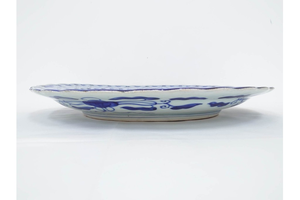 江戸期　古伊万里　染付　輪花形　直径約42cm(1尺4寸)　花唐草に花鳥・山水図を配した大皿　(R-088034)