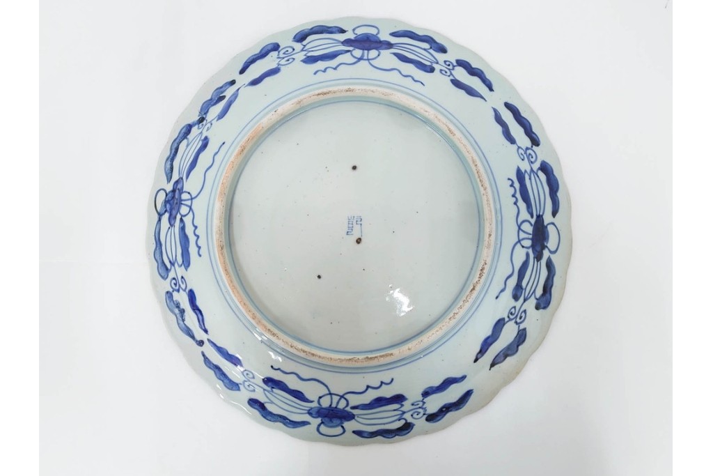 江戸期　古伊万里　染付　輪花形　直径約42cm(1尺4寸)　花唐草に花鳥・山水図を配した大皿　(R-088034)