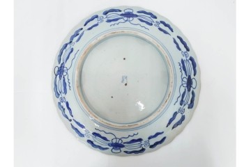 江戸期　古伊万里　染付　輪花形　直径約42cm(1尺4寸)　花唐草に花鳥・山水図を配した大皿　(R-088034)