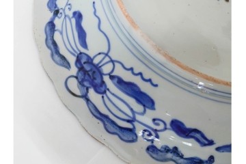 江戸期　古伊万里　染付　輪花形　直径約42cm(1尺4寸)　花唐草に花鳥・山水図を配した大皿　(R-088034)